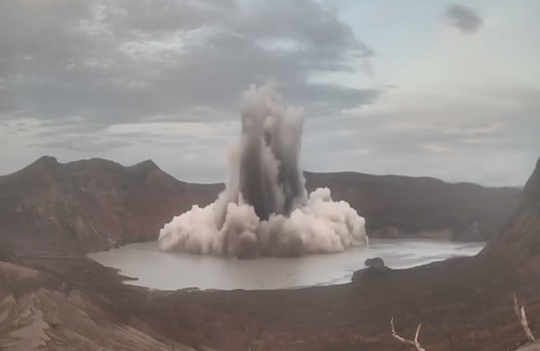 Μικρή έκρηξη στο ηφαίστειο Τάαλ στις Φιλιππίνες – Τimelapse δείχνει καπνό και τέφρα να υψώνονται στον ουρανό